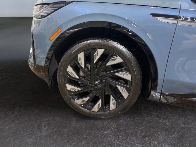 Used 2025 Lincoln Nautilus Reserve w/ Jet Appearance Package image 14