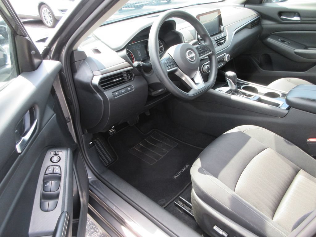 Used 2024 Nissan Altima 2.5 SV FWD image 11