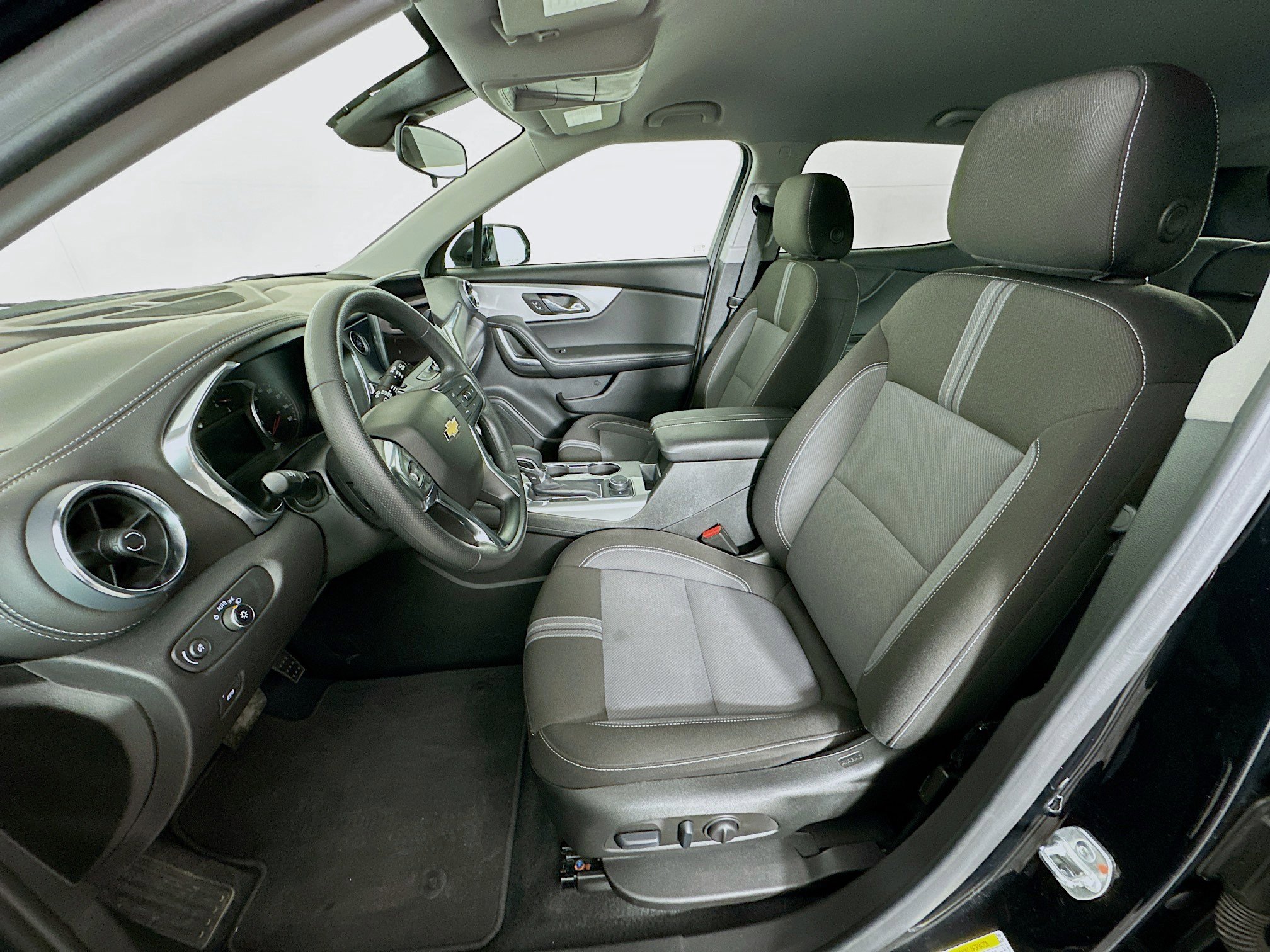 Used 2025 Chevrolet Blazer LT FWD image 13