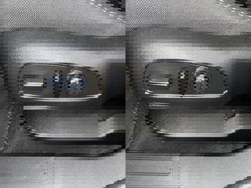 Certified 2023 GMC Acadia SLE w/ Driver Convenience Package image 3