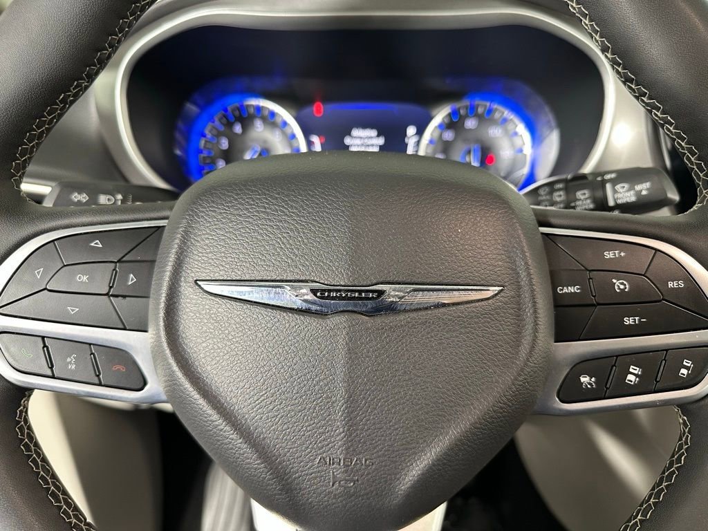 Used 2024 Chrysler Pacifica Touring-L image 4
