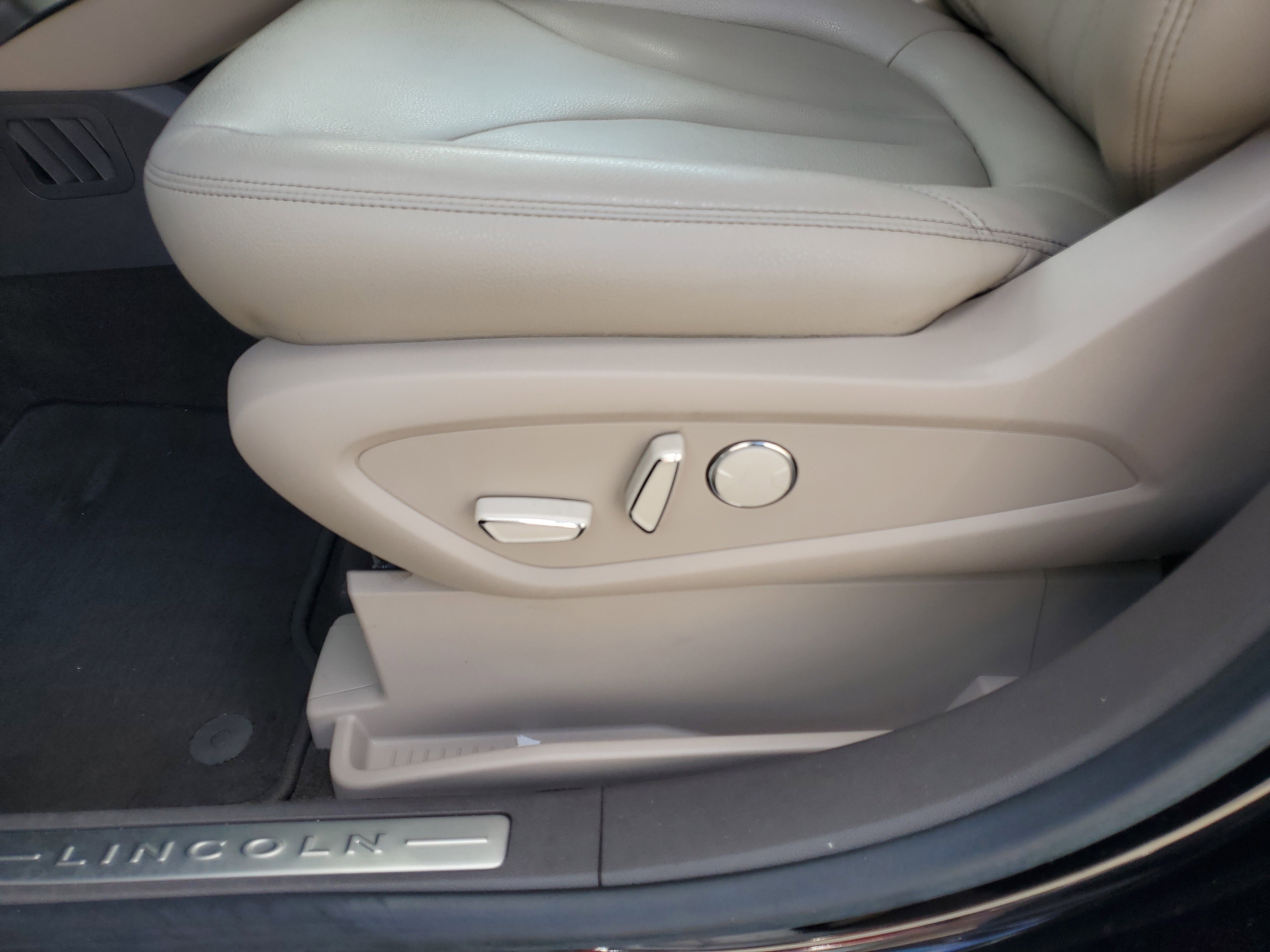 Certified 2022 Lincoln Nautilus FWD w/ Premium Package image 14