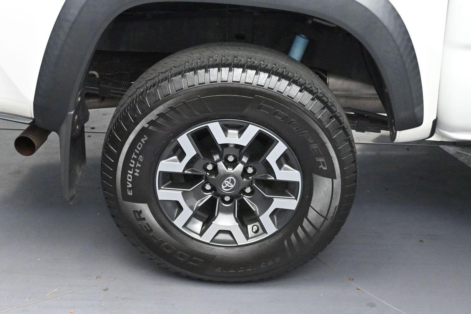 Used 2018 Toyota Tacoma TRD Off-Road AWD/4WD image 34