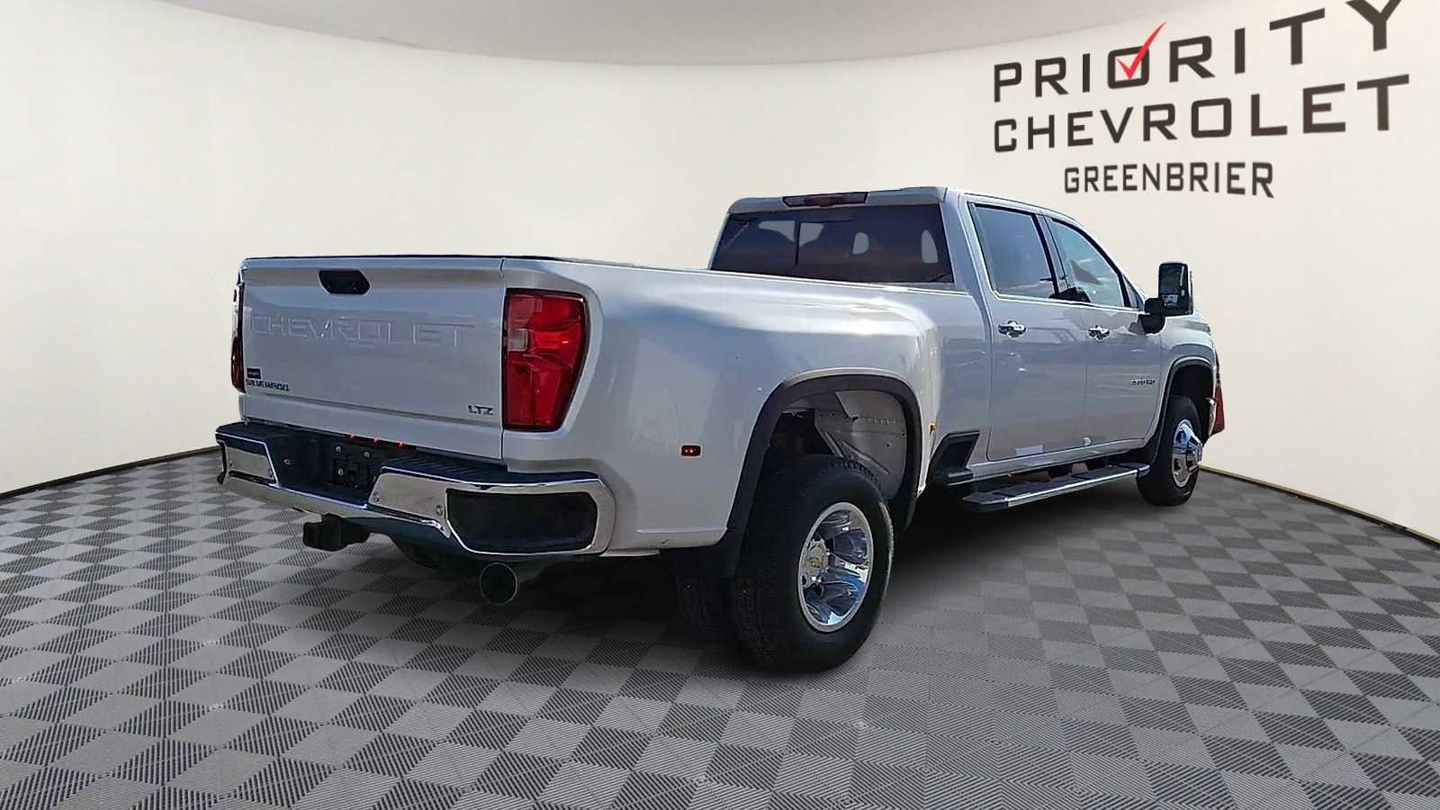 Used 2024 Chevrolet Silverado 3500 LTZ w/ LTZ Convenience Package image 8
