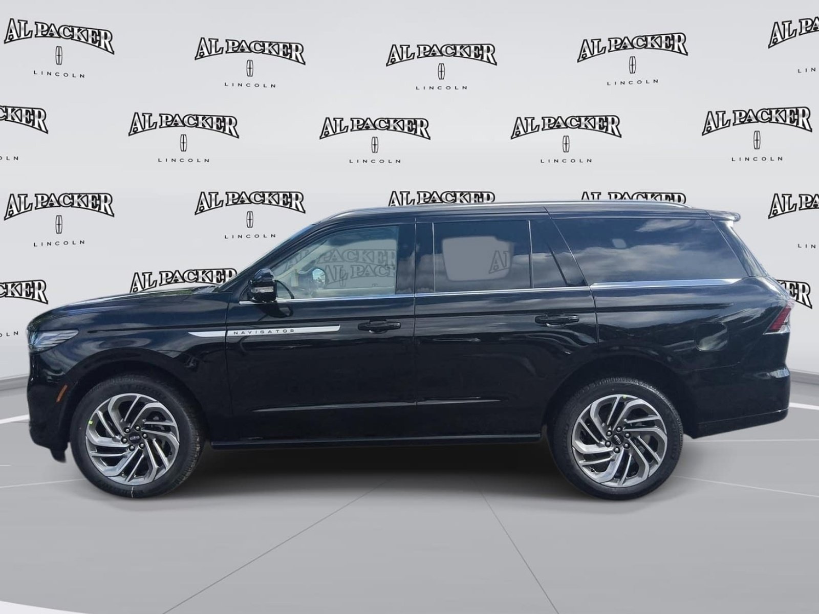 New 2027 Lincoln Navigator Reserve AWD/4WD image 2