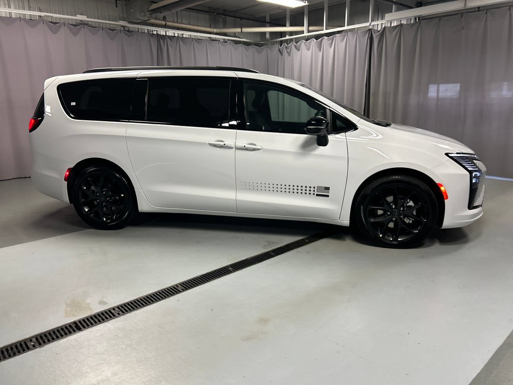 New 2027 Chrysler Pacifica Select FWD image 8