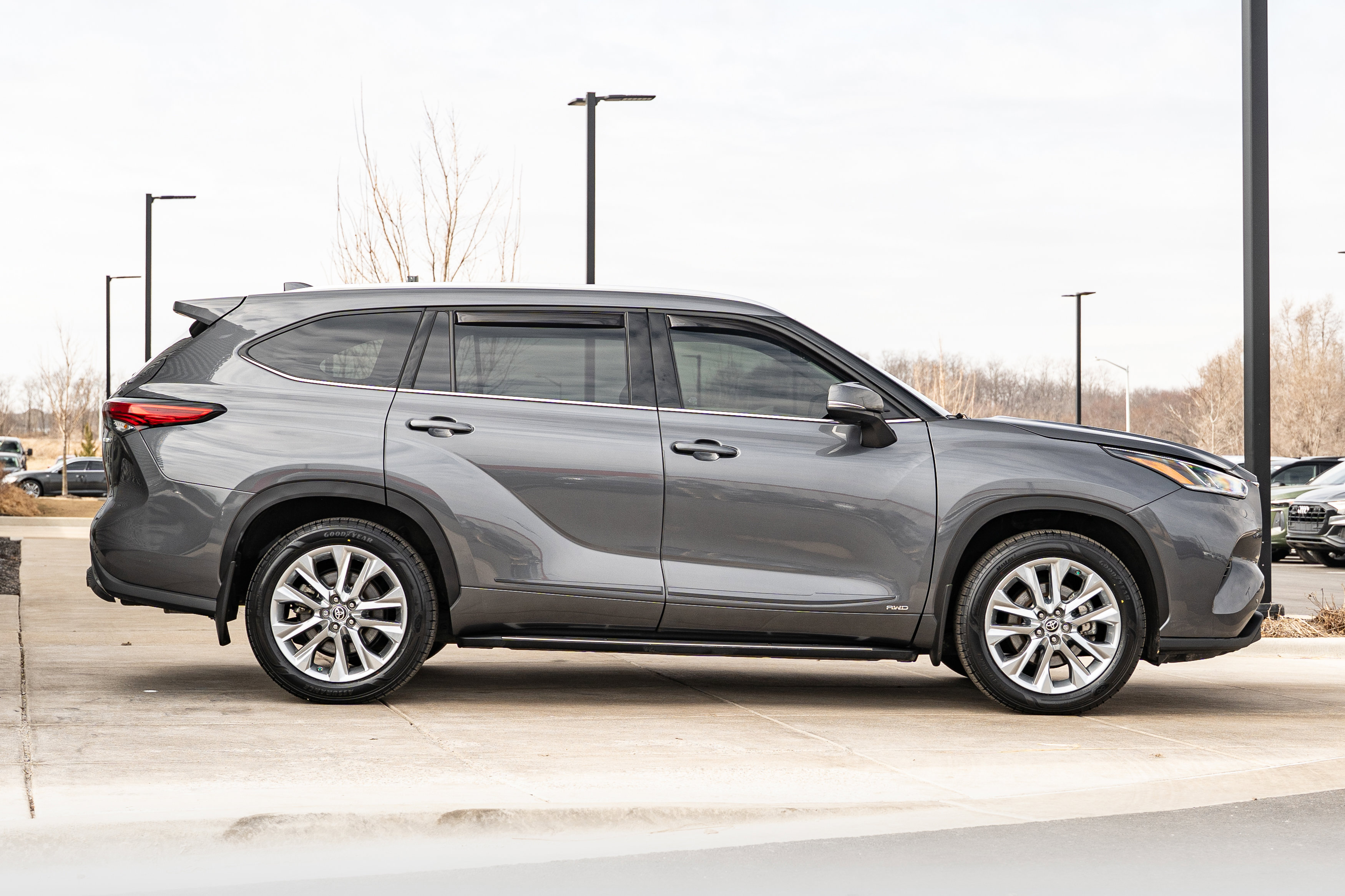 Used 2023 Toyota Highlander Limited image 3