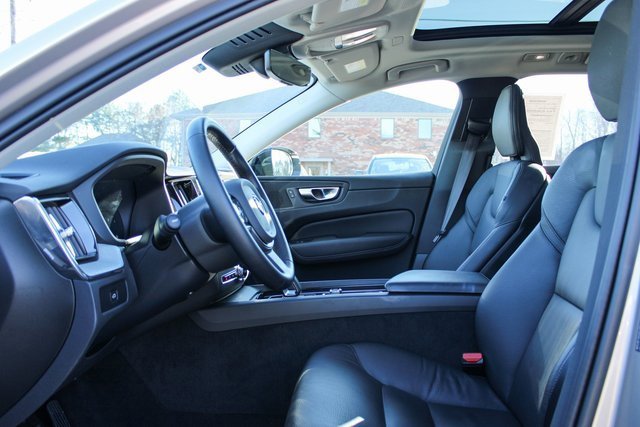 Used 2025 Volvo XC60 B5 Plus image 13
