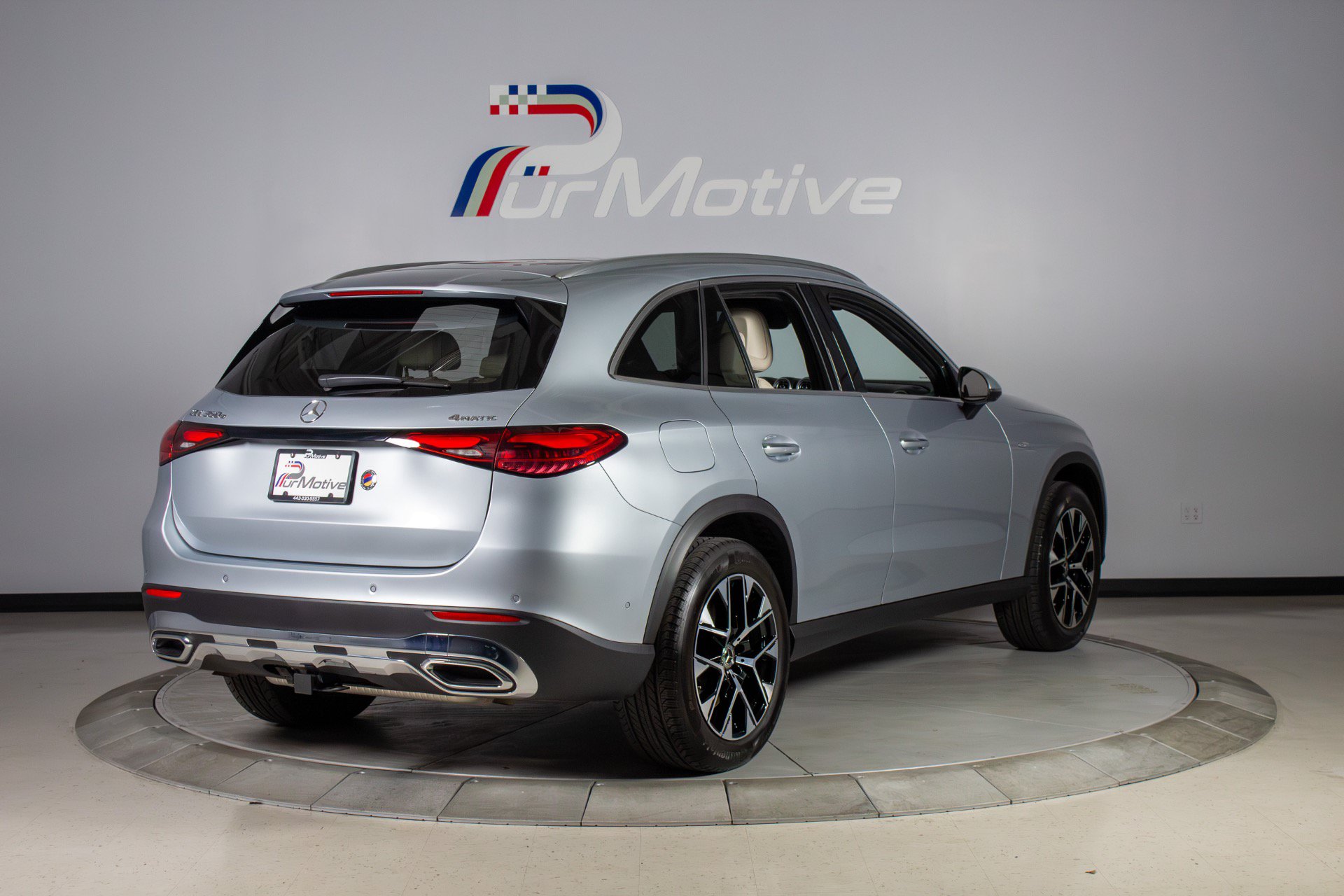 Used 2025 Mercedes-Benz GLC 350e 4MATIC image 4