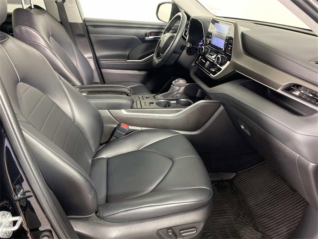 Used 2022 Toyota Highlander XLE image 11