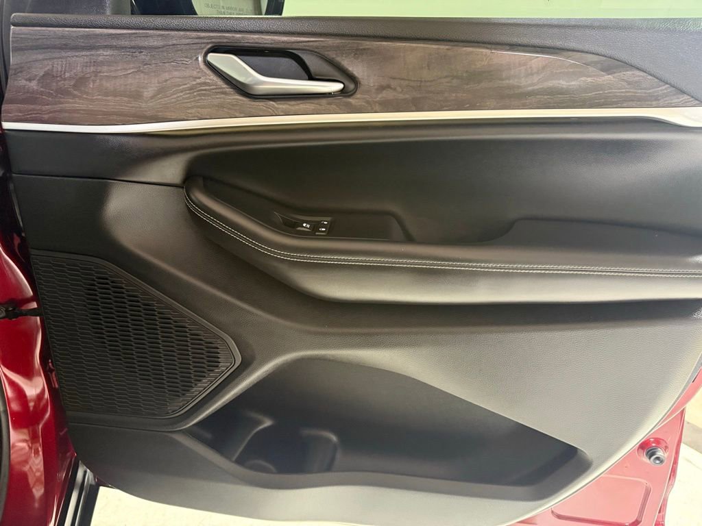 Used 2023 Jeep Grand Cherokee Limited w/ Black Appearance Package image 17