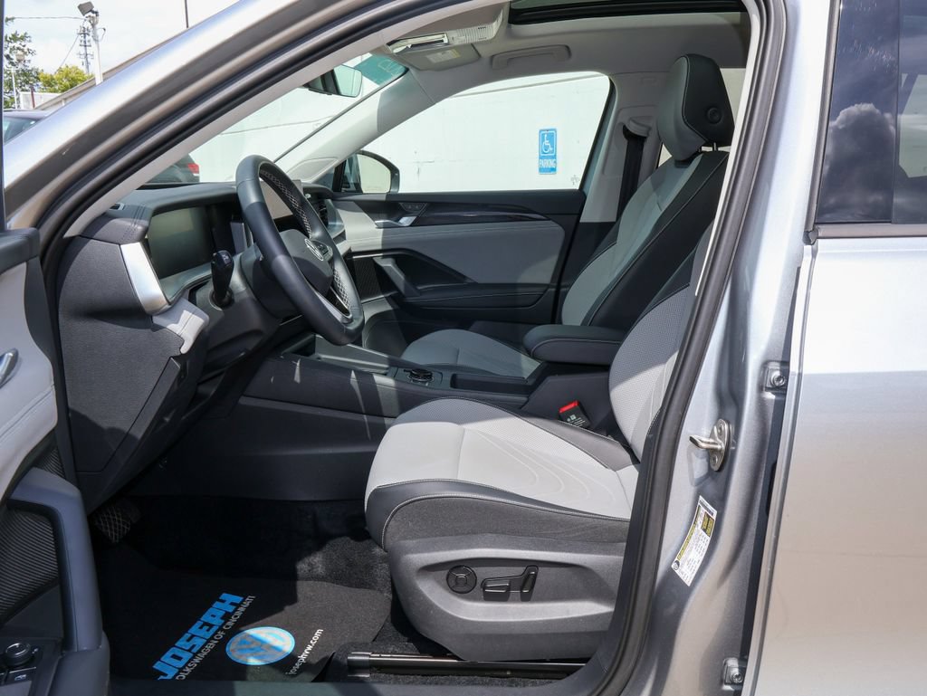 Certified 2025 Volkswagen Tiguan SE w/ Panoramic Sunroof Package AWD/4WD image 12