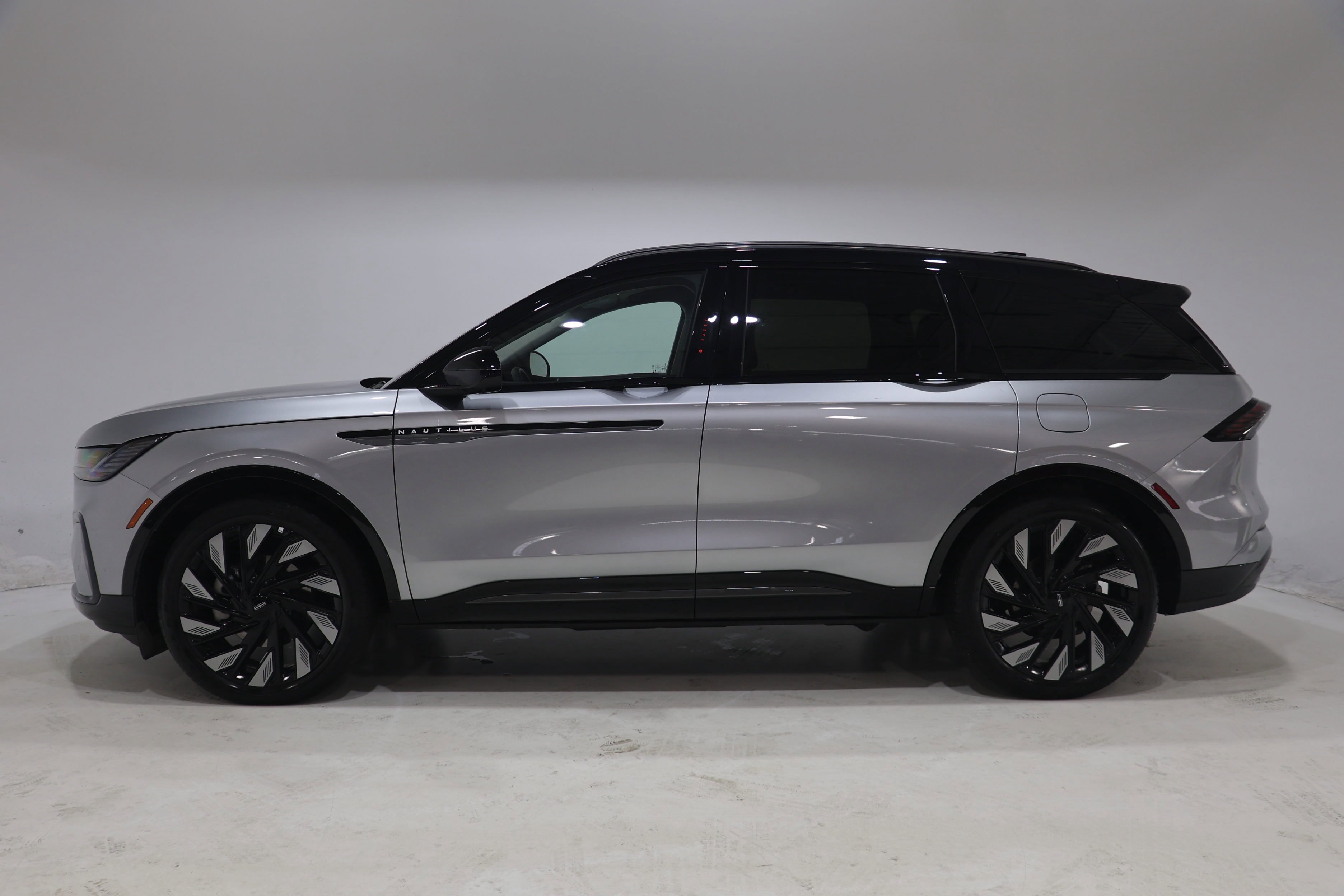 Used 2026 Lincoln Nautilus Reserve w/ Jet Appearance Package AWD/4WD image 4