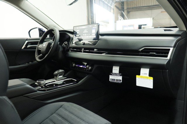 New 2026 Mitsubishi Outlander FWD image 16