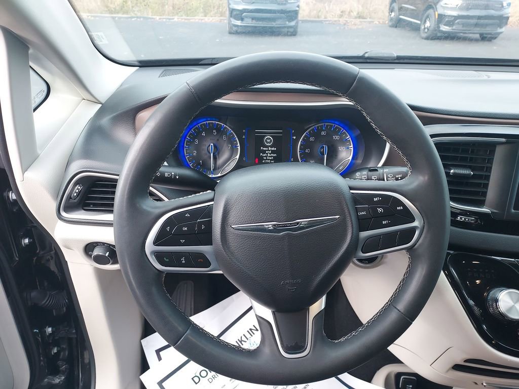 Used 2023 Chrysler Voyager LX image 20