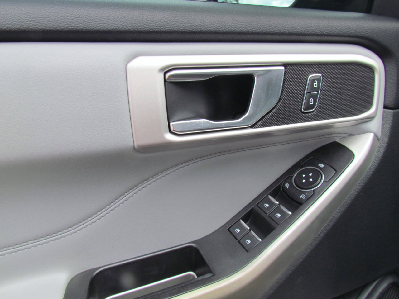 Used 2021 Ford Explorer XLT w/ Equipment Group 202A image 25