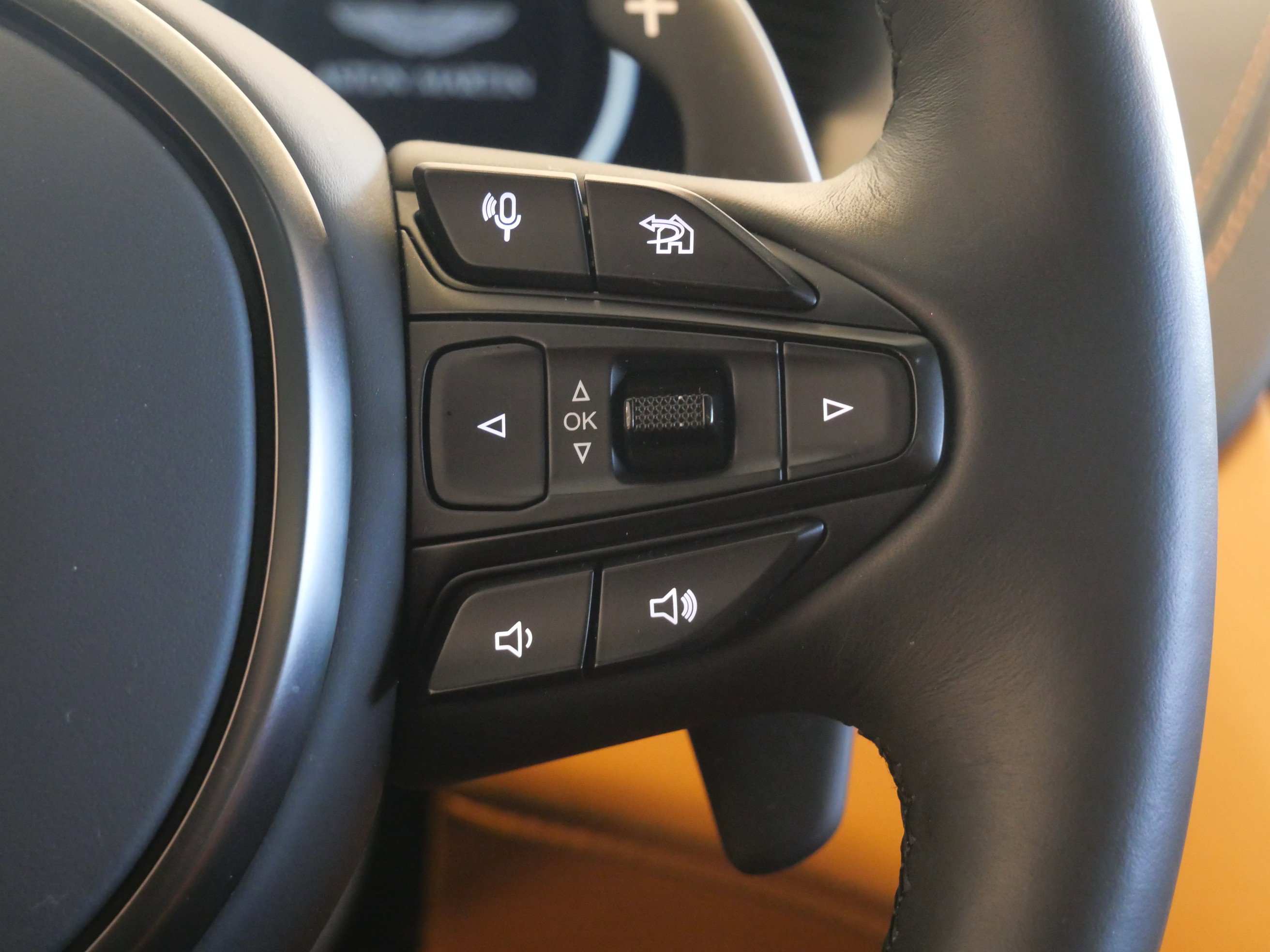 Used 2023 Aston Martin DBX image 38