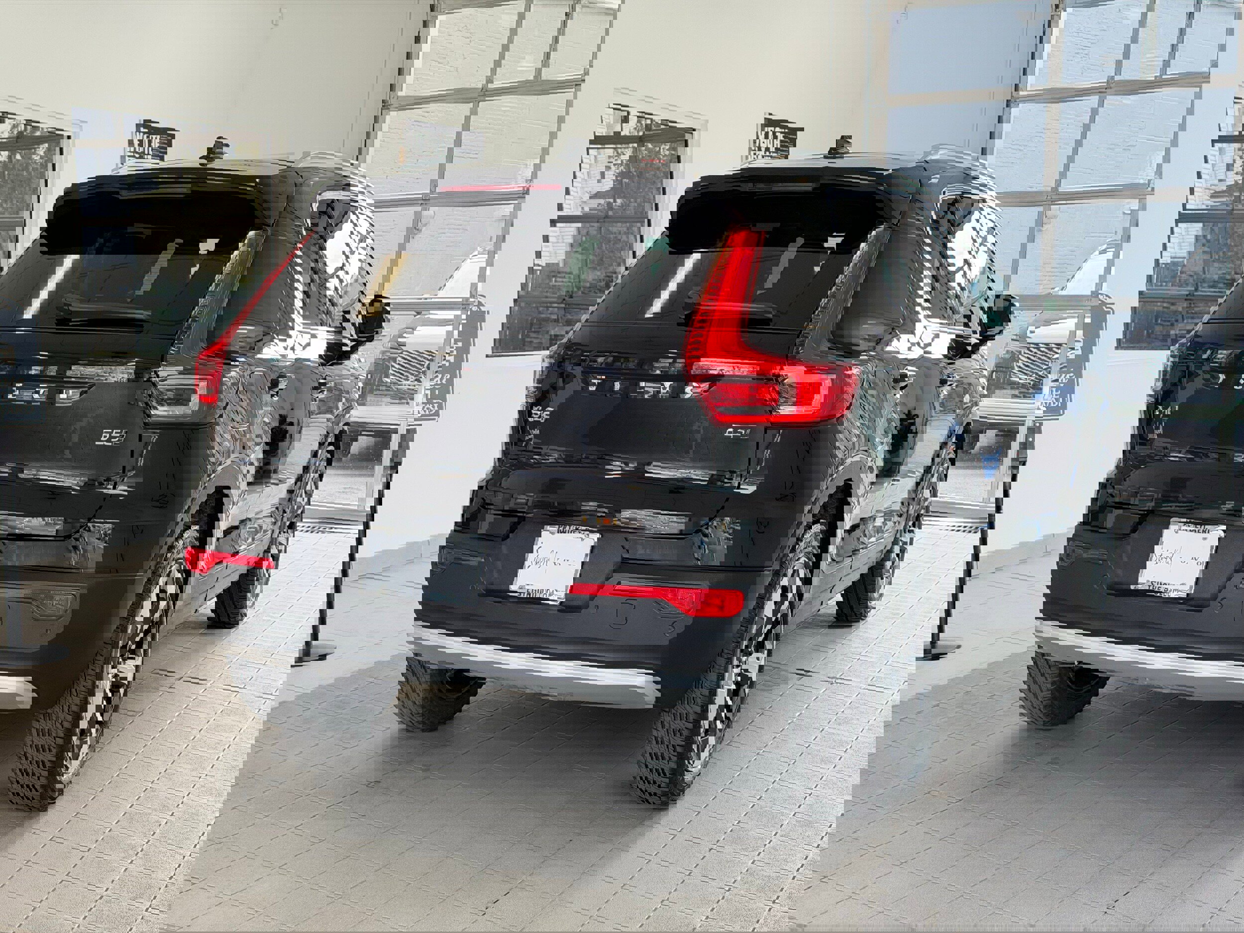 Used 2025 Volvo XC40 B5 Core w/ Protection Package Premier image 6