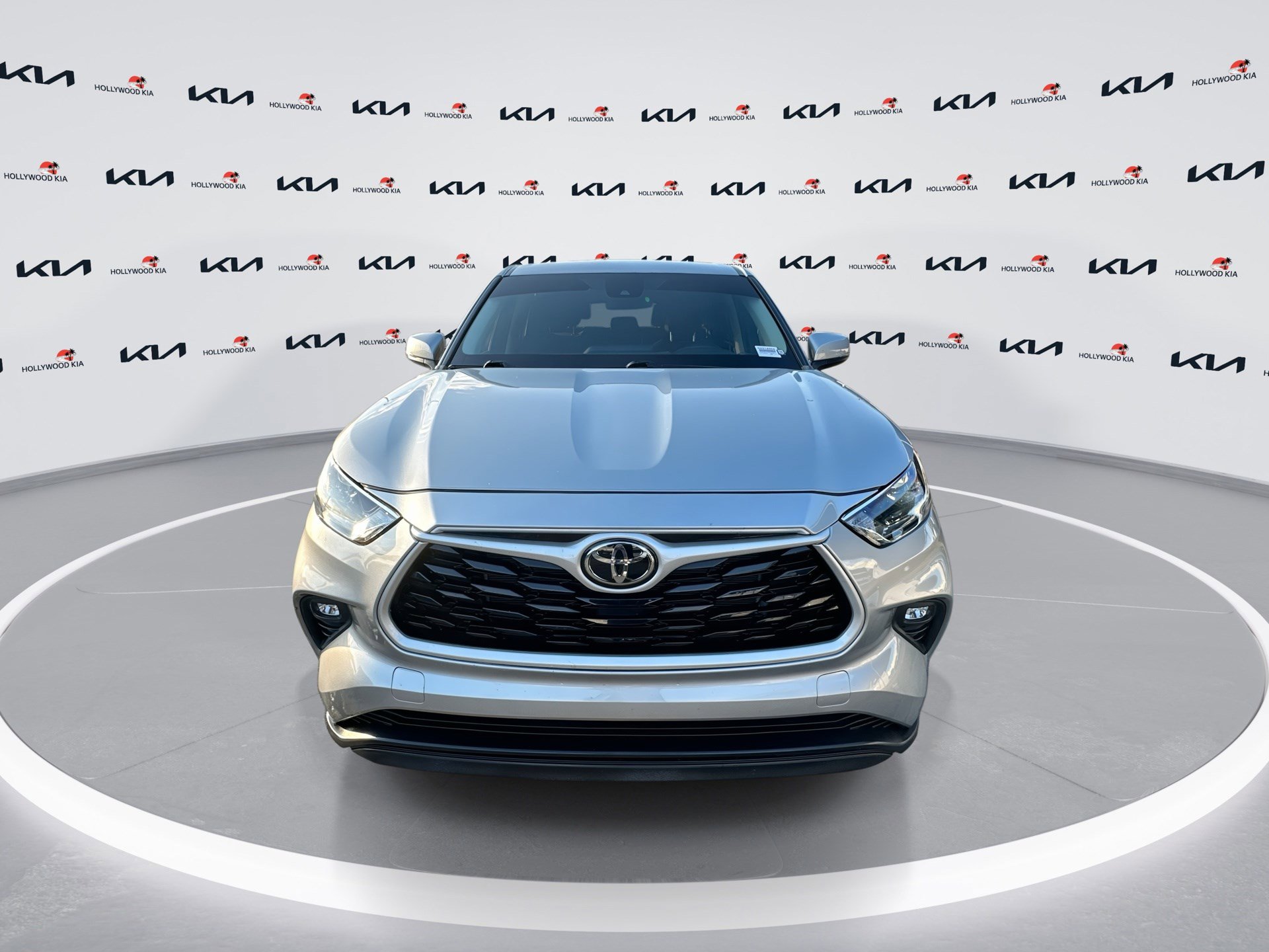 Used 2023 Toyota Highlander LE image 3