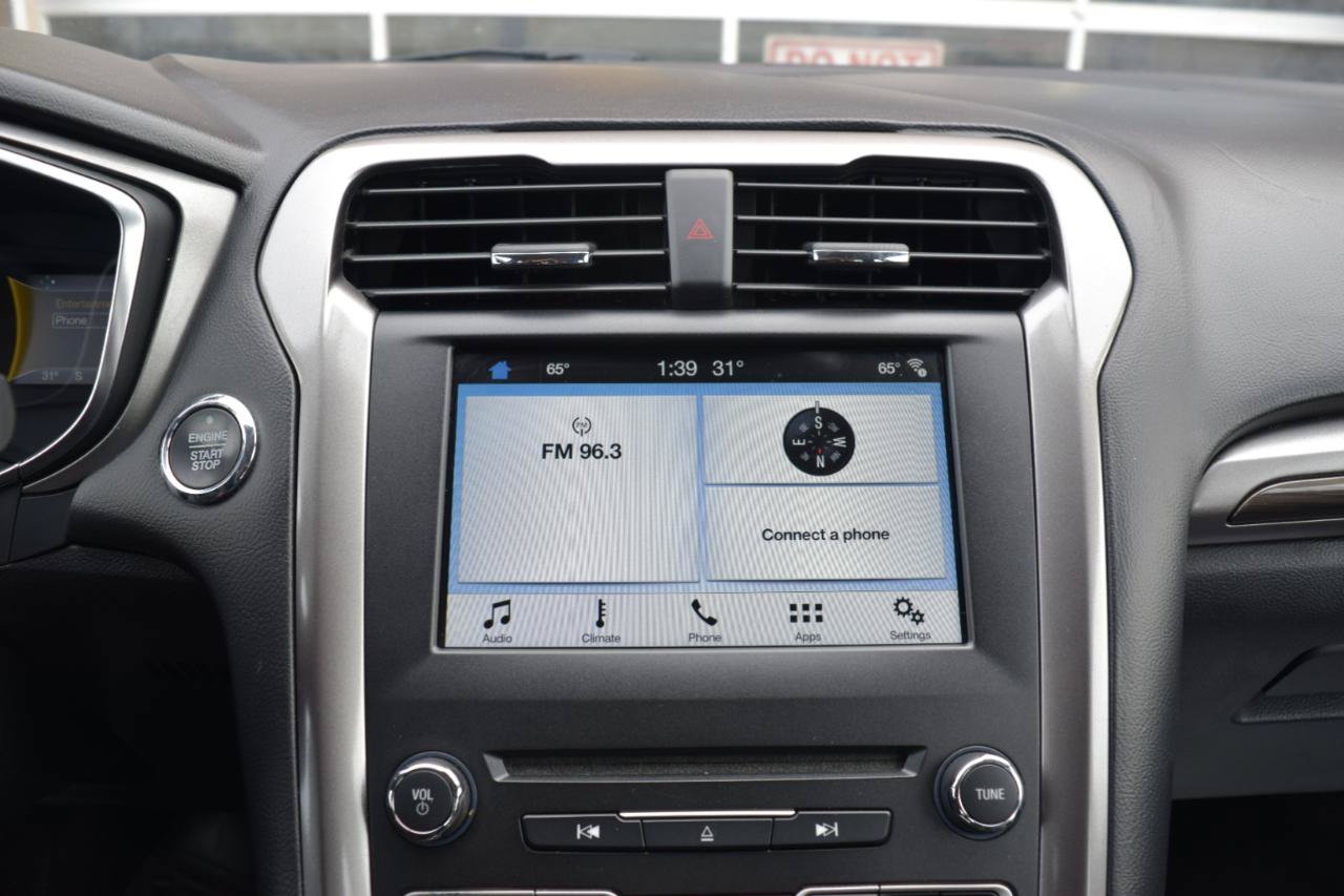 Used 2017 Ford Fusion SE w/ Fusion SE Technology Package FWD image 19