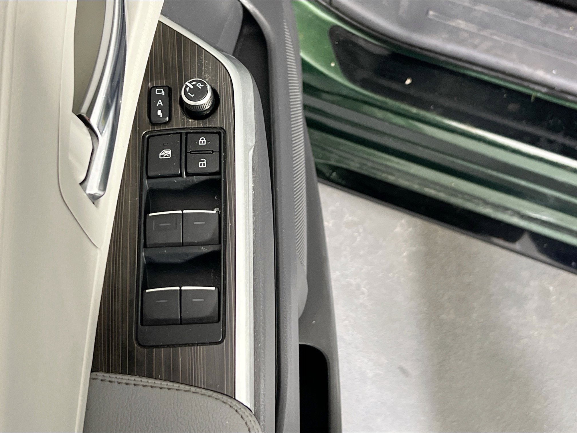 Used 2022 Toyota Sienna Limited image 18