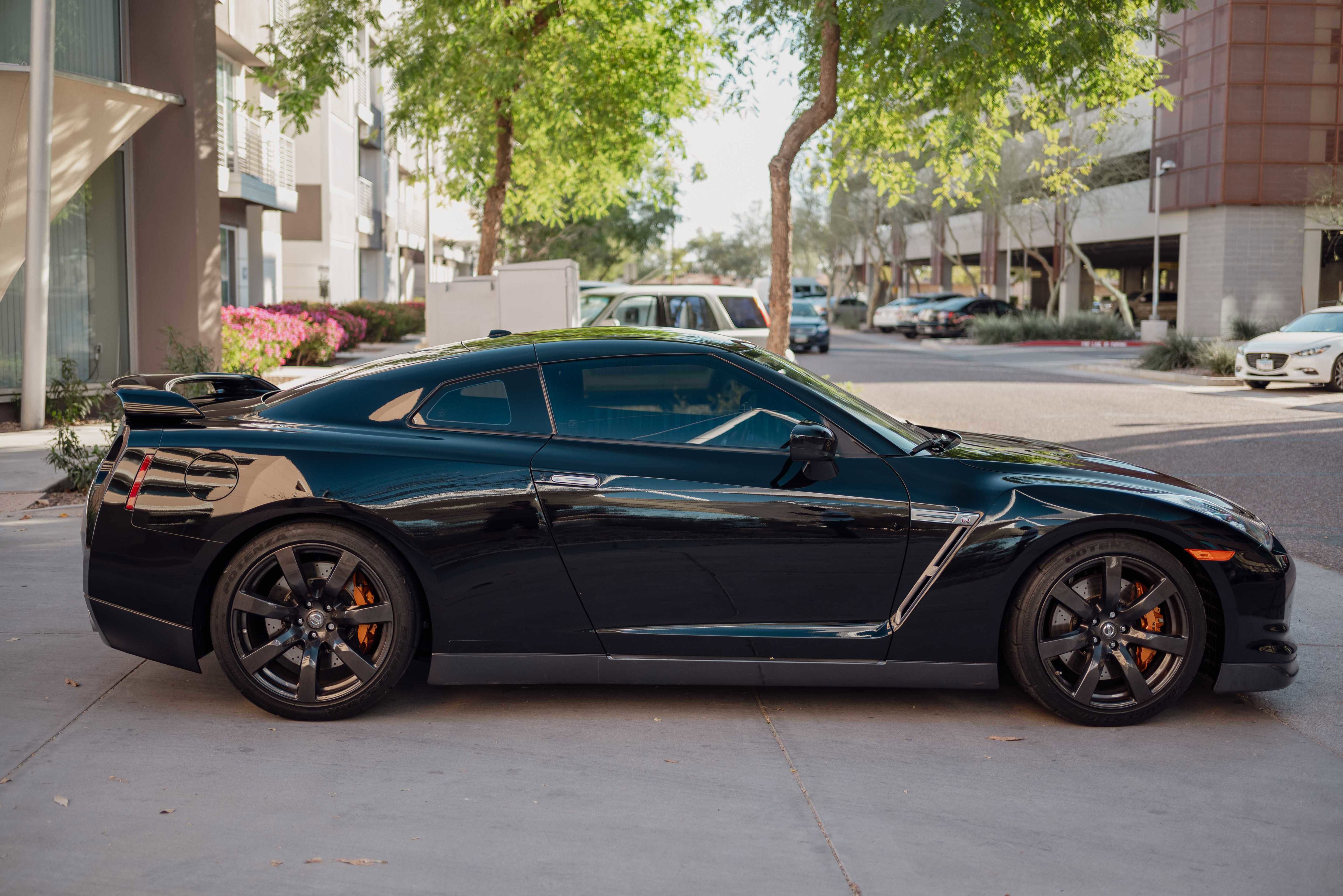 Used 2010 Nissan GT-R Premium AWD/4WD image 2