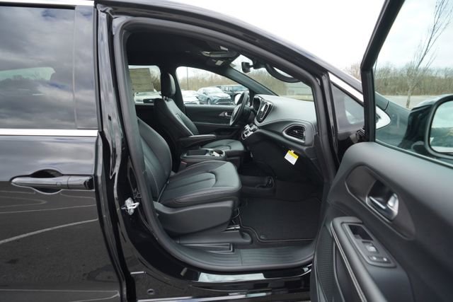 New 2026 Chrysler Pacifica Select FWD image 16