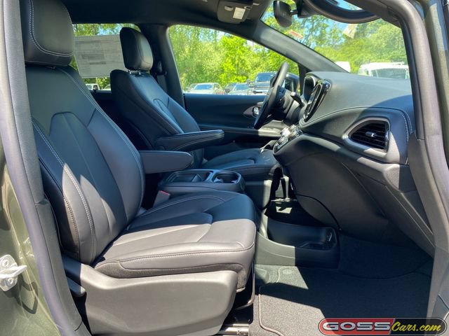New 2027 Chrysler Pacifica Select AWD/4WD image 6