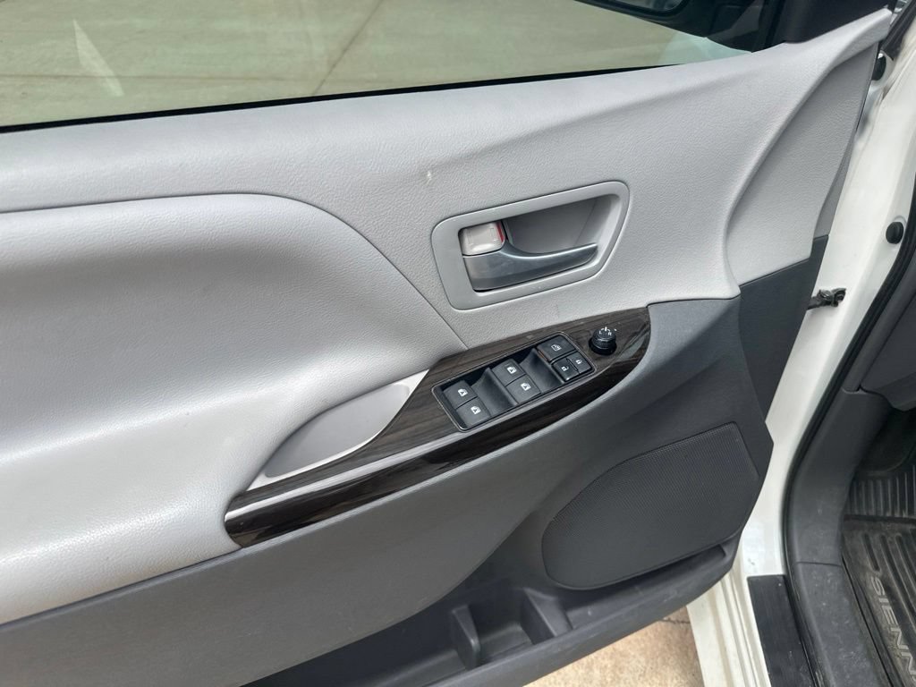 Used 2015 Toyota Sienna XLE Premium FWD image 7