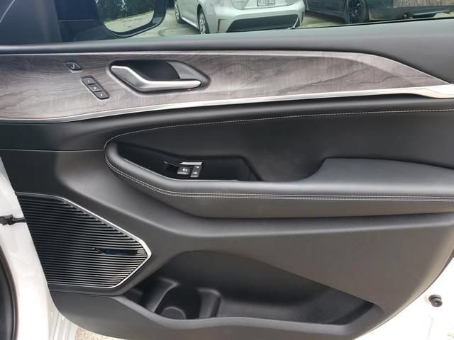 Used 2023 Jeep Grand Cherokee Overland w/ Luxury Tech Group IV AWD/4WD image 20