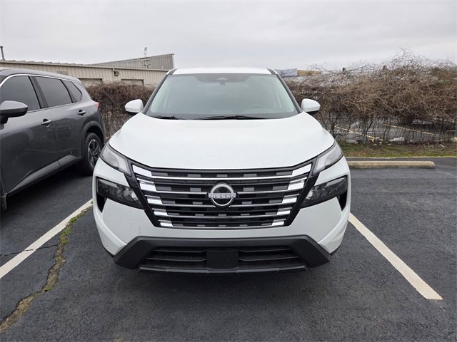 Used 2025 Nissan Rogue SV image 2