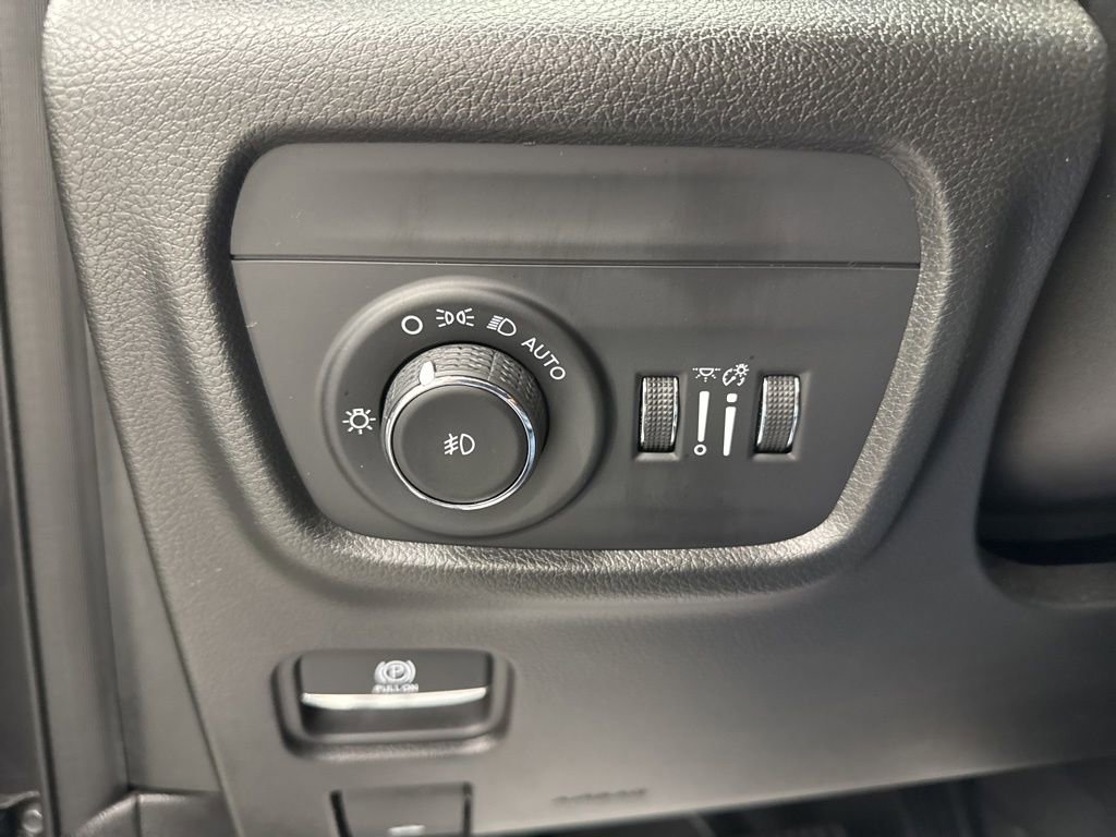 Used 2022 Jeep Grand Cherokee Overland w/ Luxury Tech Group IV AWD/4WD image 19