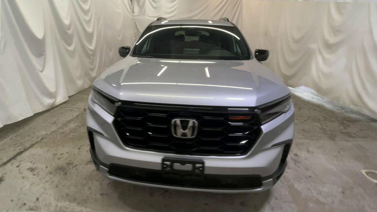 Certified 2025 Honda Pilot TrailSport image 3