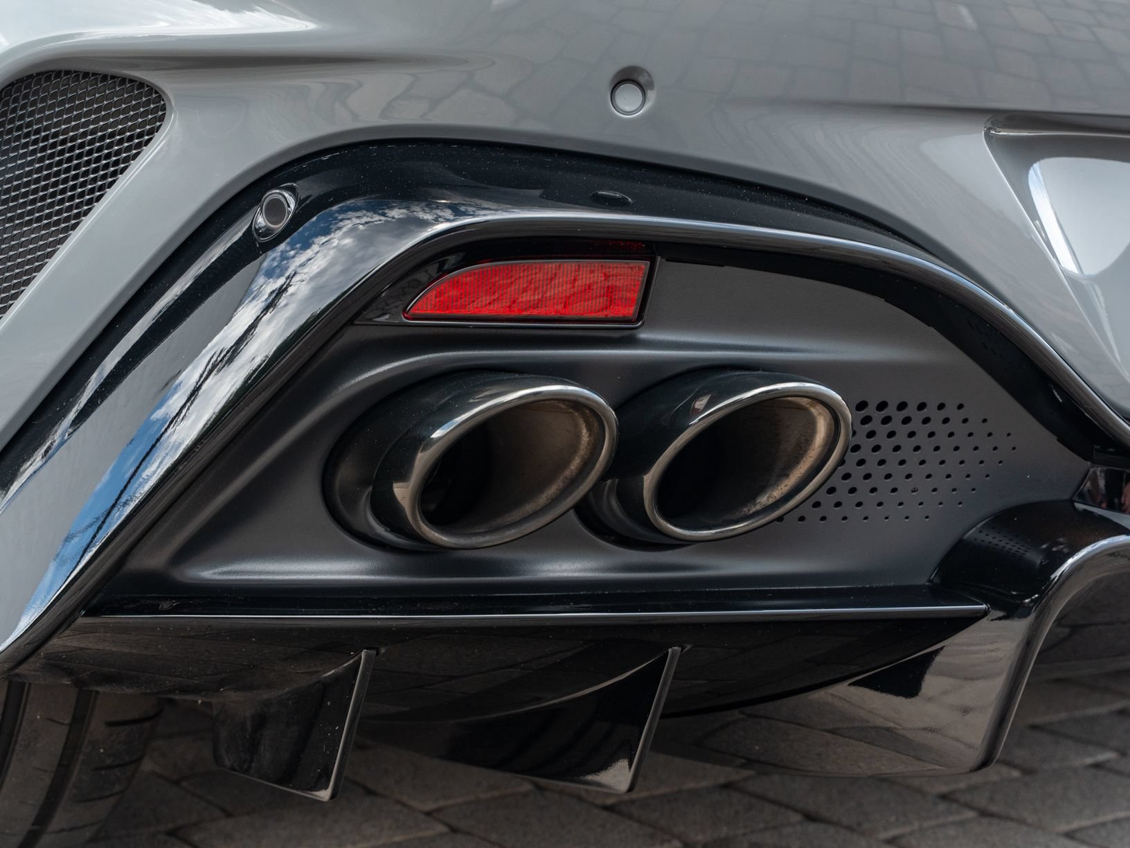 Used 2025 Aston Martin V8 Vantage Coupe RWD image 22