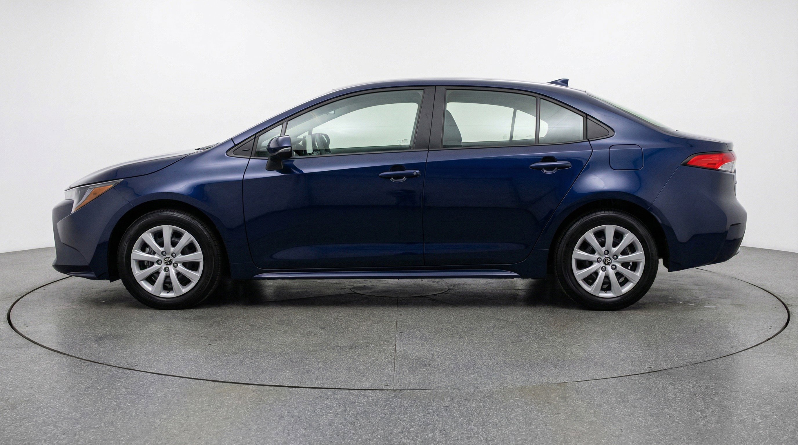 Used 2025 Toyota Corolla LE FWD image 5