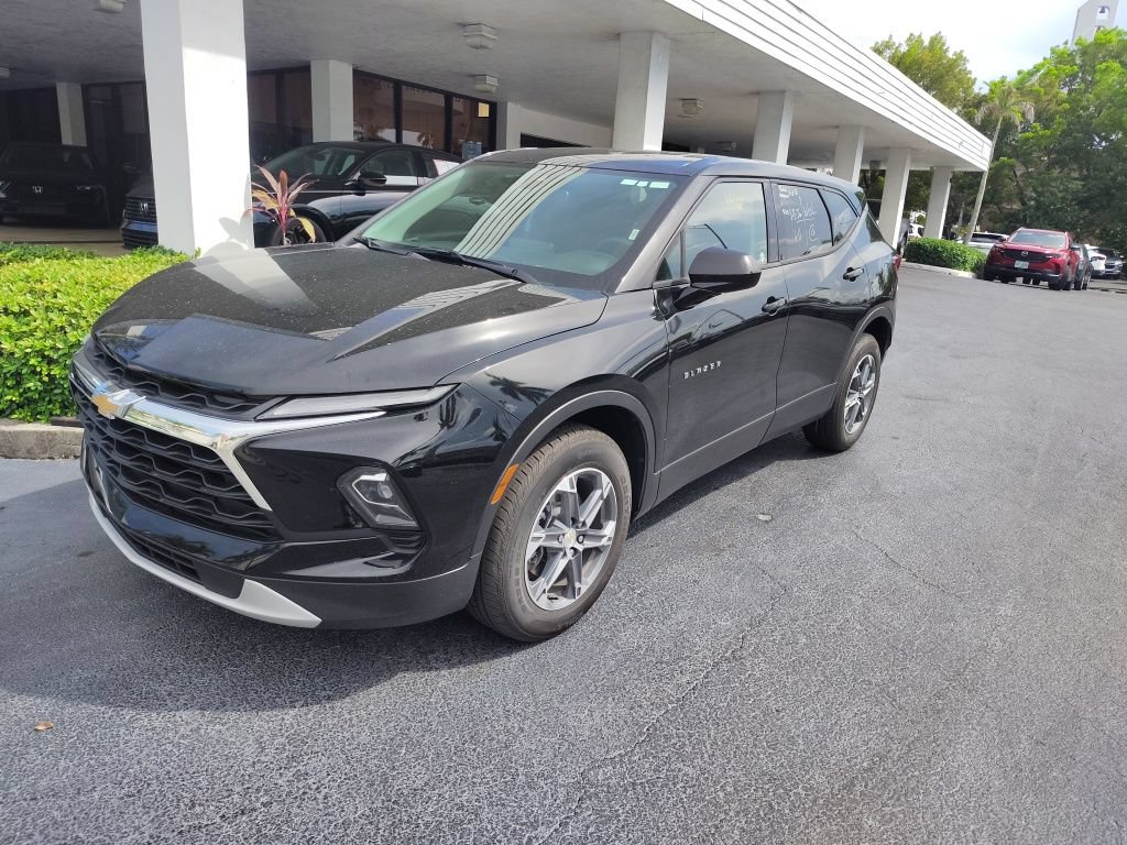 Used 2025 Chevrolet Blazer LT FWD image 1
