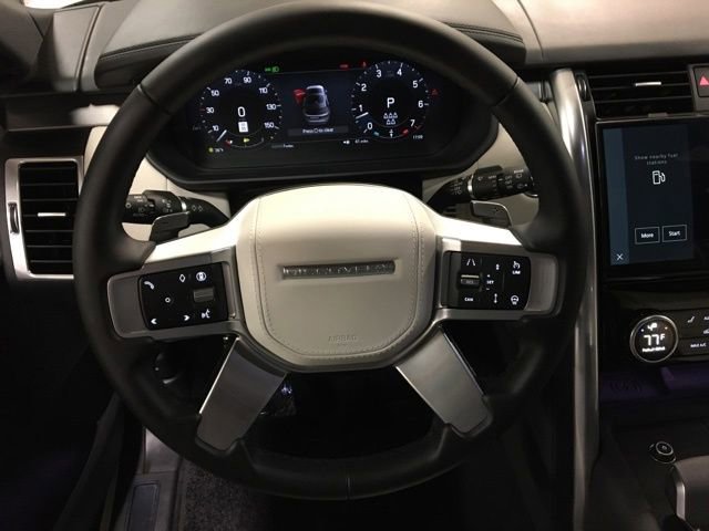 New 2024 Land Rover Discovery Metropolitan Edition image 14