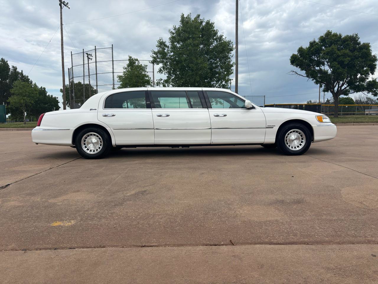 Used 1999 Lincoln Town Car Executive RWD image 22