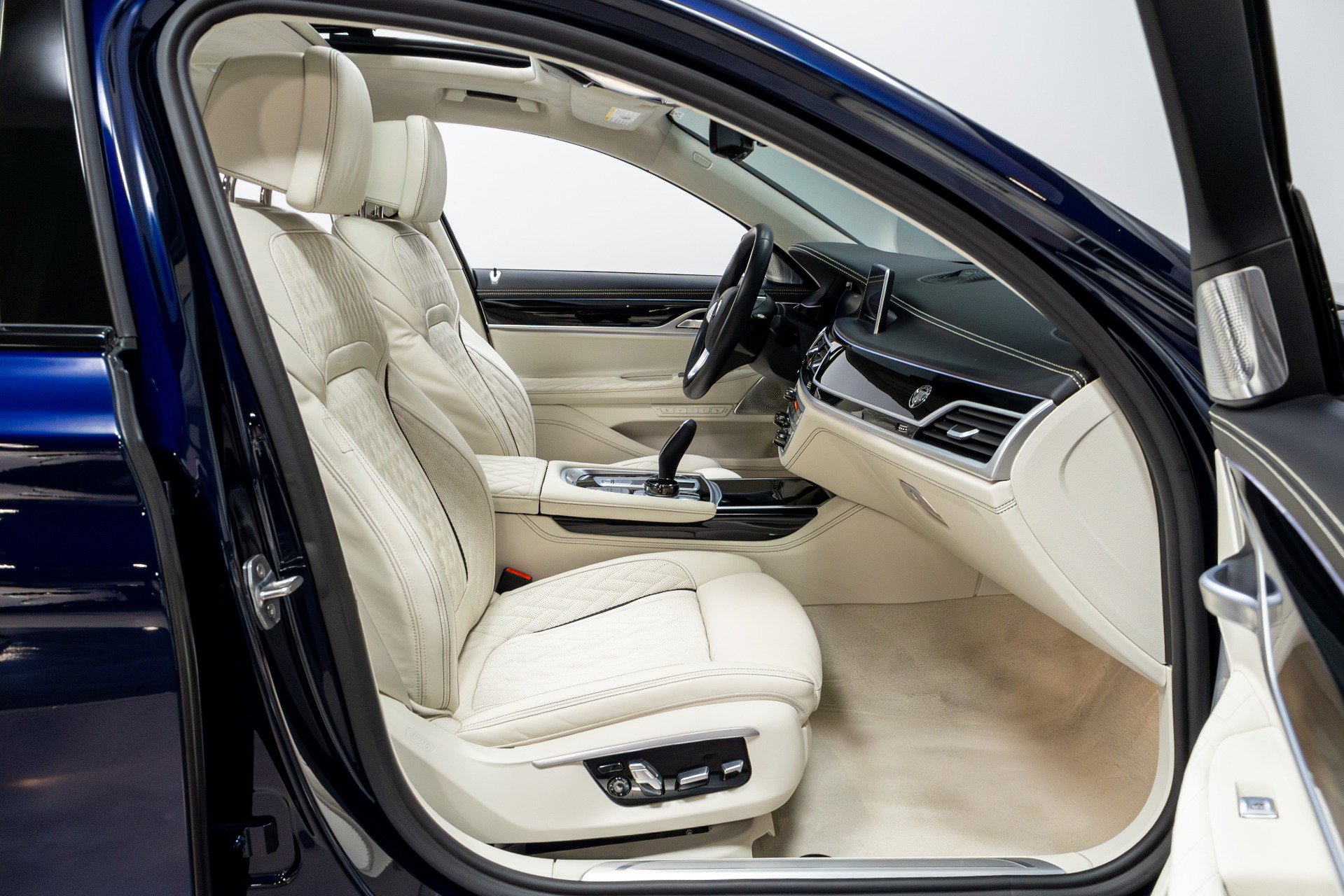 Used 2020 BMW ALPINA B7 xDrive w/ Interior Design Package image 28