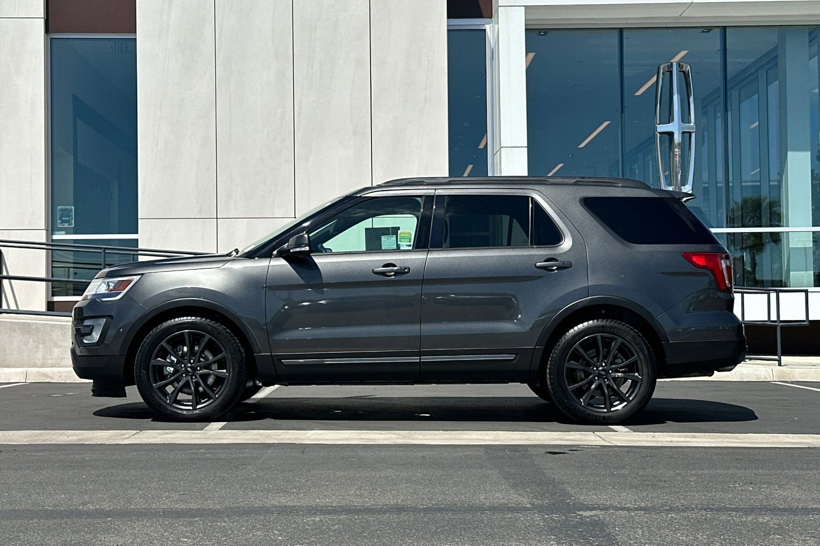 Used 2017 Ford Explorer XLT w/ Equipment Group 202A image 6