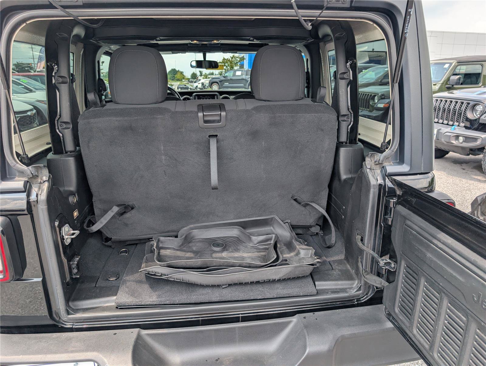 Used 2022 Jeep Wrangler Sport AWD/4WD image 12
