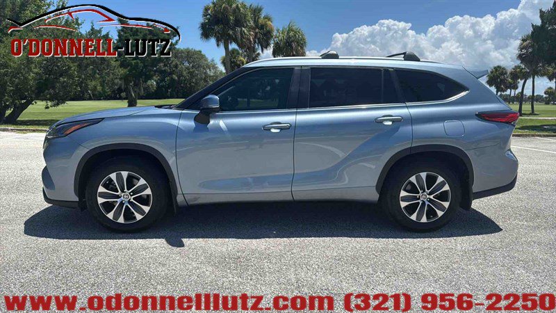 Used 2023 Toyota Highlander XLE FWD image 3