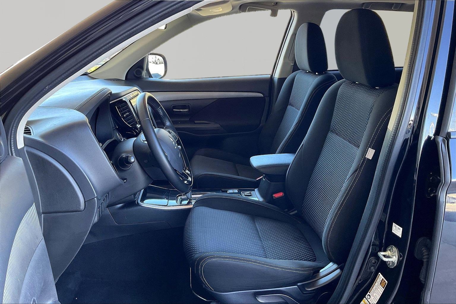 Used 2017 Mitsubishi Outlander SE image 19