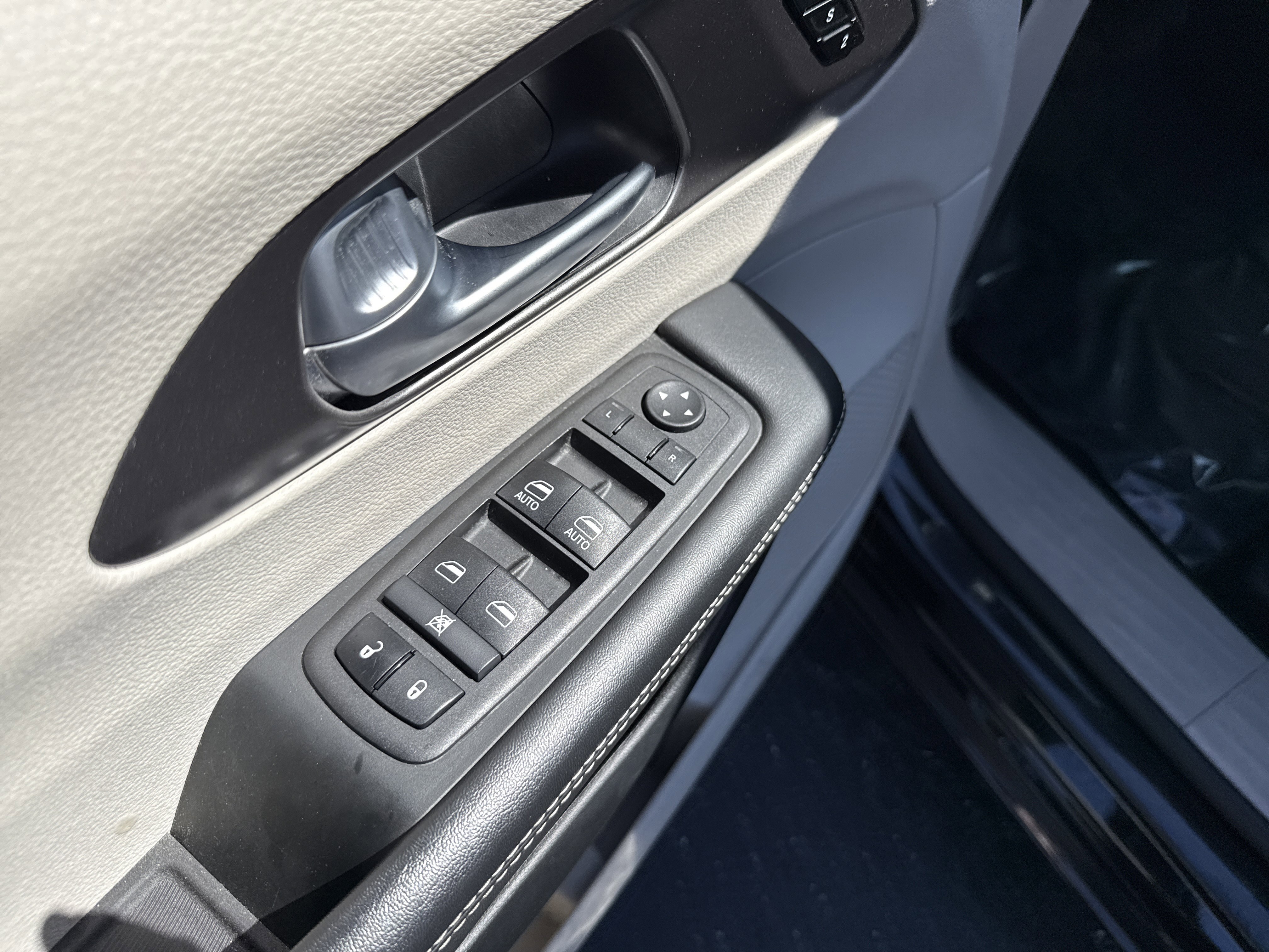 Used 2024 Chrysler Pacifica Touring-L FWD image 15