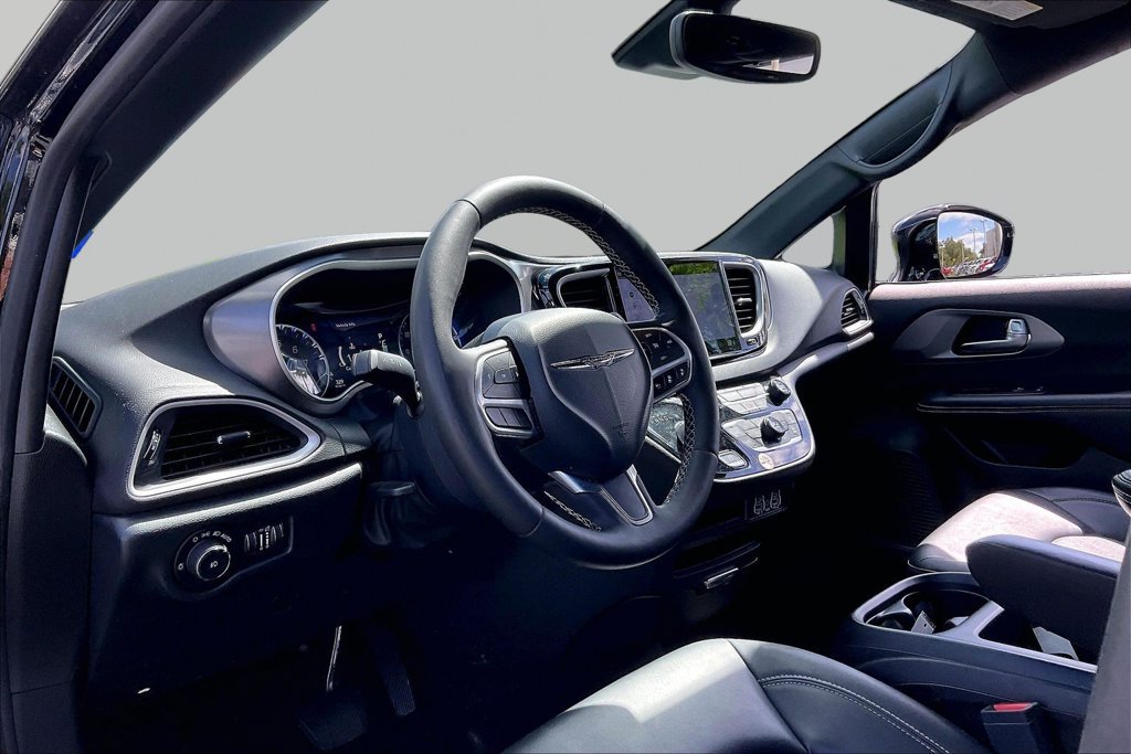 Used 2025 Chrysler Pacifica Select FWD image 4