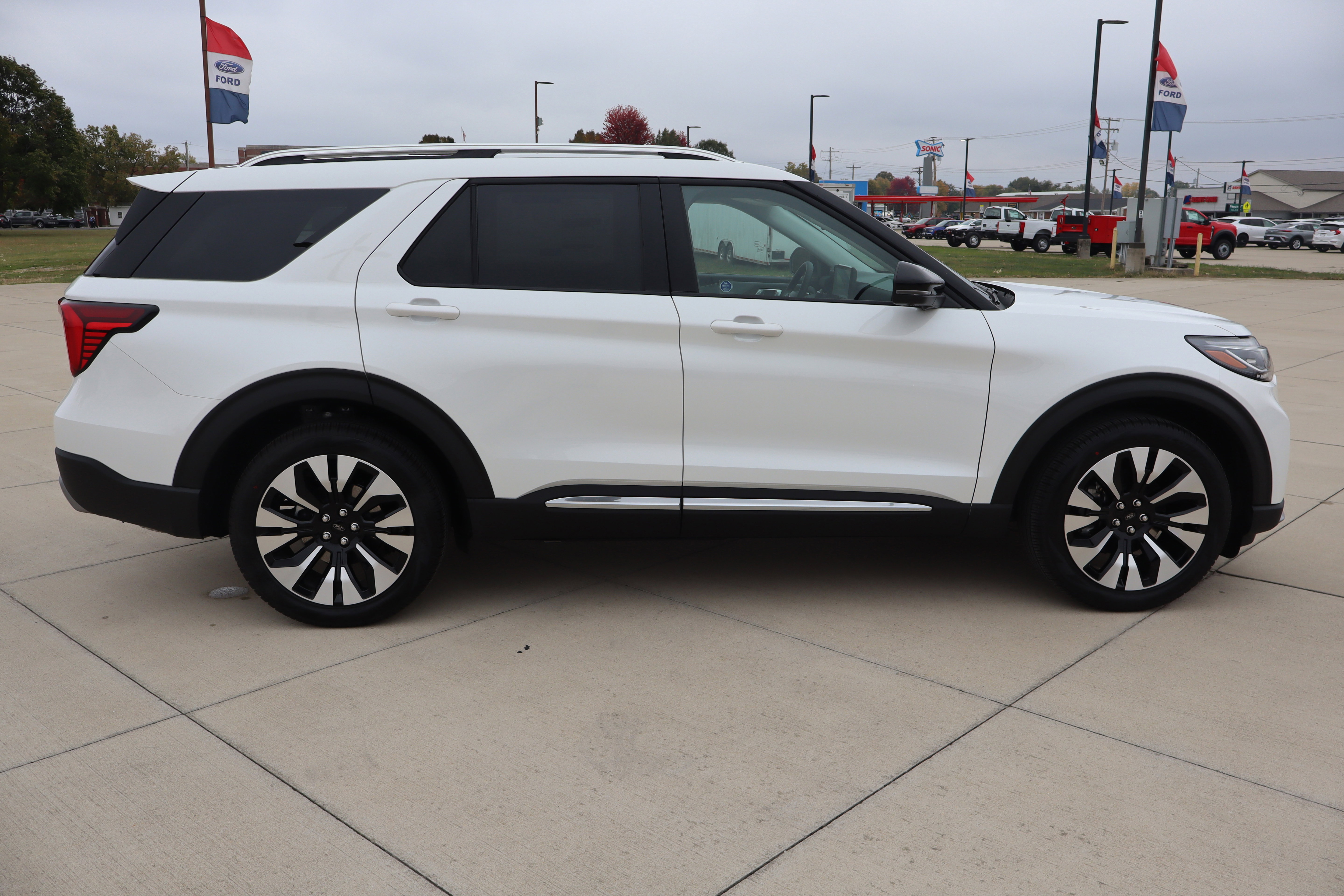 New 2026 Ford Explorer Platinum image 4