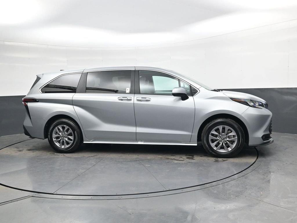 Used 2025 Toyota Sienna XLE image 3