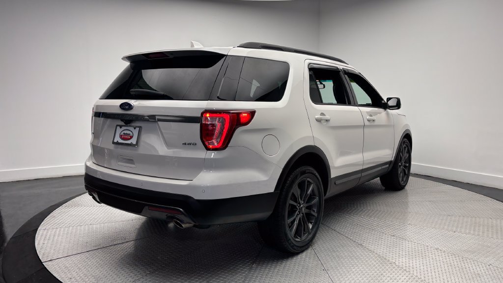 Used 2017 Ford Explorer XLT w/ Equipment Group 202A AWD/4WD image 44