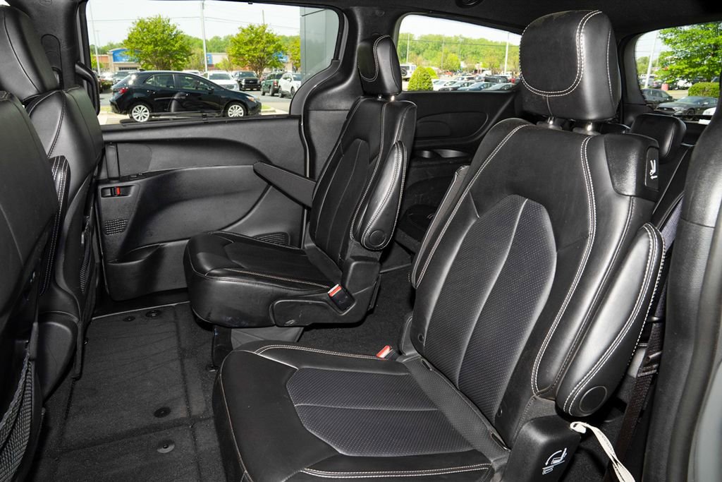 Used 2025 Chrysler Pacifica Select image 9