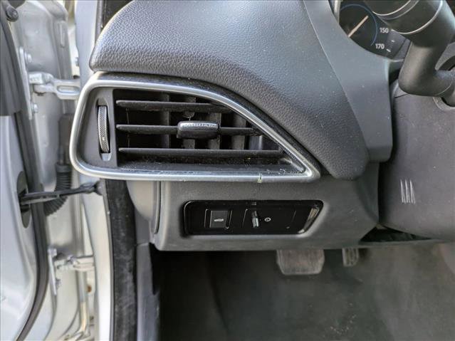 Used 2017 Jaguar XE Premium image 13